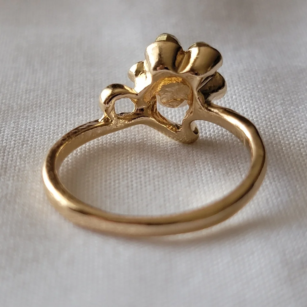 Flower Ring Gold Tone Rhinestone Gem